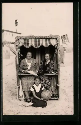 Foto-AK 2 Frauen und ein Mädchen mit Spielzeug