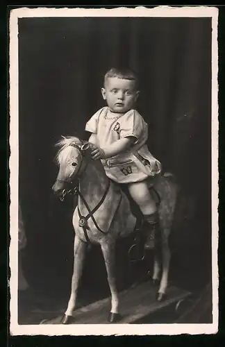 Foto-AK Kleines Kind auf Pferd mit Rollen