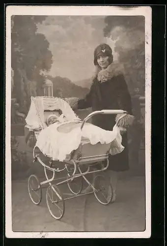 Foto-AK Dame im Mantel neben Kinderwagen mit Säugling