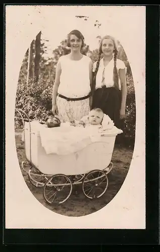 Foto-AK Zwei junge Mädchen mit Kleinkind im Kinderwagen