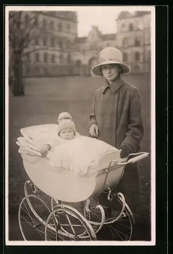 Foto-AK Junge Dame im Mantel mit Kleinkind im Kinderwagen