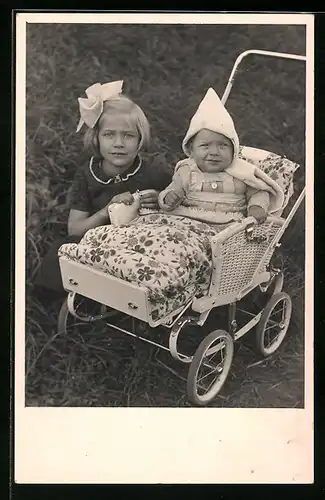 Foto-AK Mädchen neben Kleinkind im Kinderwagen im Garten