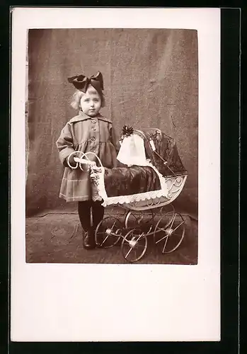 Foto-AK Kleines Mädchen mit Puppenwagen im Fotostudio
