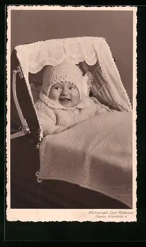 Foto-AK Lächelndes Kleinkind im Kinderwagen