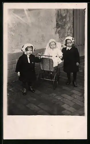 Foto-AK Zwei kleine Mädchen mit Kleinkind im Kinderwagen