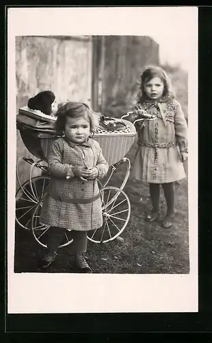Foto-AK Zwei Mädchen mit Puppe im Puppenwagen im Jahr 1932