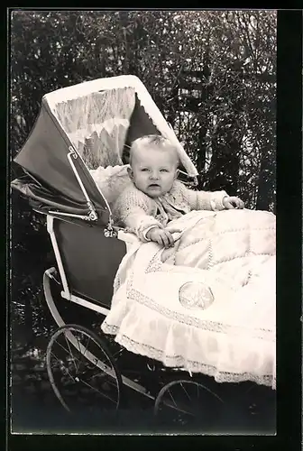 Foto-AK Kleines Kind im Kinderwagen in einem Garten