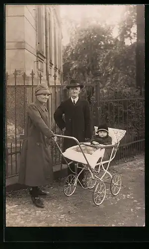 Foto-AK Älteres Paar mit Kleinkind im Kinderwagen vor einer Villa