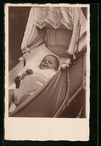 Foto-AK Säugling in einem Kinderwagen