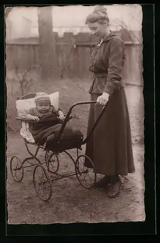 Foto-AK Junge Mutter mit Kleinkind im Kinderwagen