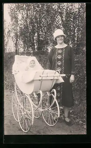 Foto-AK Junge Frau mit Hut neben Kleinkind im Kinderwagen