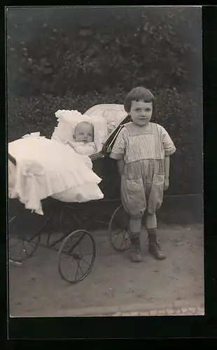 Foto-AK Kleiner Junge mit Ponyfrisur neben Säugling im Kinderwagen