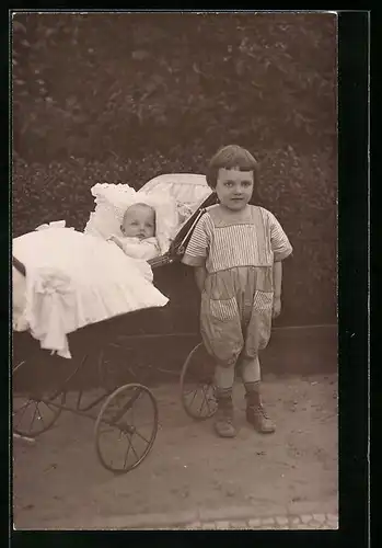 Foto-AK Knabe im Spielanzug mit Baby im Kinderwagen
