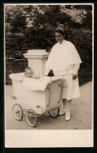 Foto-AK Weiss gekleidete Dame mit Kleinkind im Kinderwagen