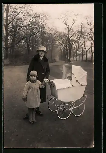 Foto-AK Dame und Mädchen im Mantel mit Baby im Kinderwagen