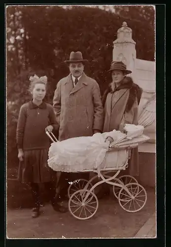 Foto-AK Eltern mit jungem Mädchen und Baby im Kinderwagen