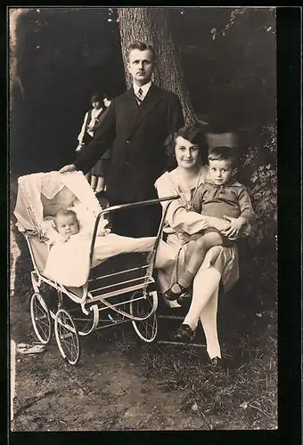 Foto-AK Junge Eltern mit Knabe und Kleinkind im Kinderwagen