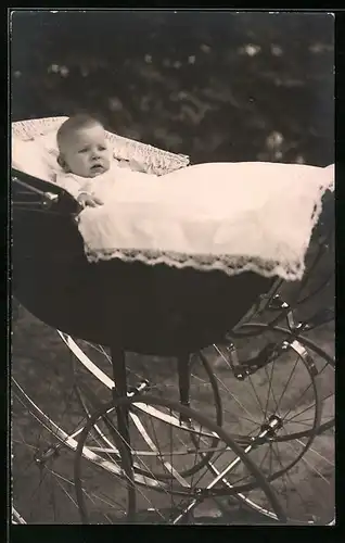 Foto-AK Baby im Kinderwagen im Freien