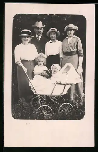 Foto-AK Familienfoto im Grünen mit Kind im Kinderwagen