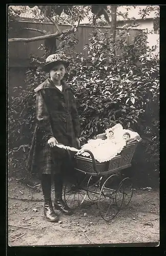 Foto-AK Mädchen mit zwei Puppen im Puppenwagen