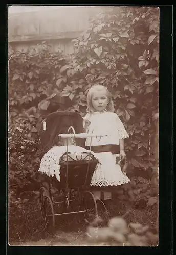 Foto-AK Mädchen im Spitzenkleid mit Puppenwagen im Garten
