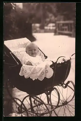 Foto-AK Kleines Kind im Kinderwagen in der Sonne