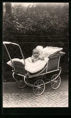 Foto-AK Baby im Kinderwagen auf einem Bürgersteig