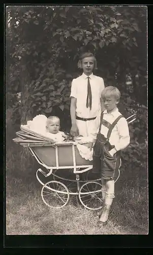 Foto-AK Mädchen und Junge in Lederhose mit Kleinkind im Kinderwagen