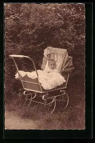Foto-AK Baby im Kinderwagen in einem Garten