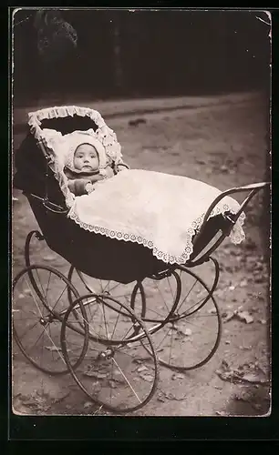 Foto-AK Ernst blickendes Kleinkind im Kinderwagen