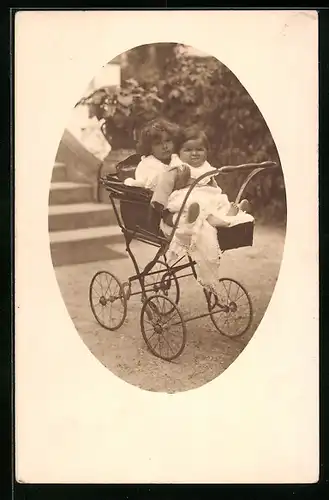 Foto-AK Zwei Geschwister im Kinderwagen vor einer Freitreppe