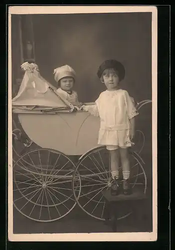 Foto-AK Kleines Kind im Sommeranzug mit Geschwisterchen im Kinderwagen