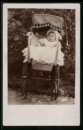 Foto-AK Kleinkind in Kinderwagen mit Troddeln