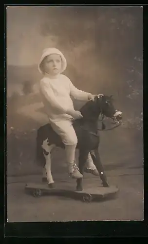 Foto-AK Kleiner Junge auf seinem Schaukelpferd