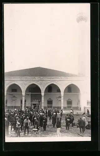 Foto-AK Uesküb, Gläubige vor einer Moschee