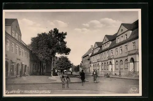 AK Eydtkau, Passanten in der Hindenburgstrasse