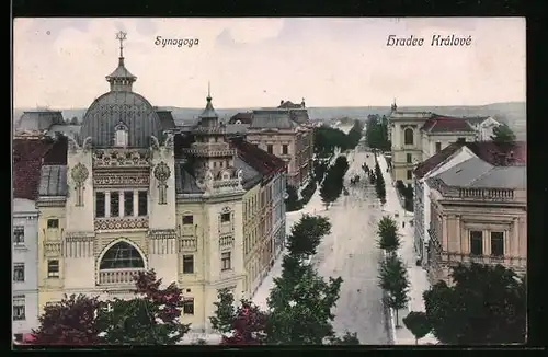 AK Königgrätz / Hradec Kralove, Synagoga, Strassenpartie mit Synagoge