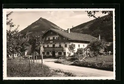 AK Derndorf /Obb., Gasthaus Tiroler Hof mit Einfahrt