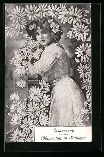 AK Solingen, Karte zum Blumentag mit Margerithen und junger hübscher Frau