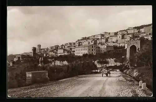 AK Assisi, Panorama parziale della Città con l`antica porta Sementone