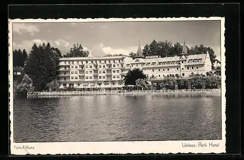 AK Veldes, Park-Hotel vom Wasser gesehen