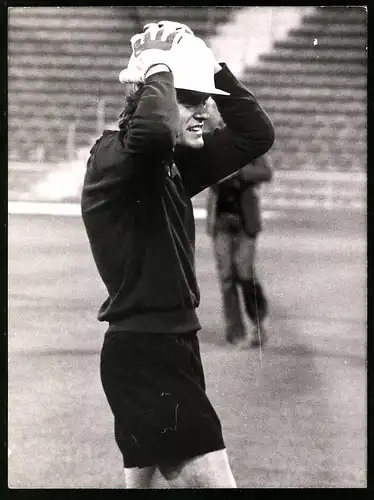 Fotografie Sepp Meier Torwart der Deutschen Nationalmannschaft mit Bauhelm im Olympiastadion München 1972