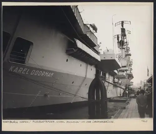 Fotografie Hamburg, Flugzeugträger Karel Doorman der holländischen Marine im Hafen an der Überseebrücke 1965