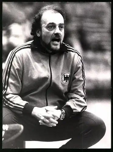 Fotografie Handball Bundestrainer Vlado Stenzel beim Spiel gegen Schweden 1975