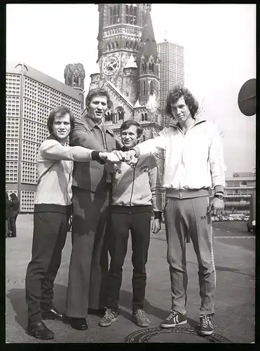 Fotografie unbekannter Fotograf, Ansicht Berlin, Boxer d. Deutschen Amateureisterschaft auf dem Breitscheidplatz 1975