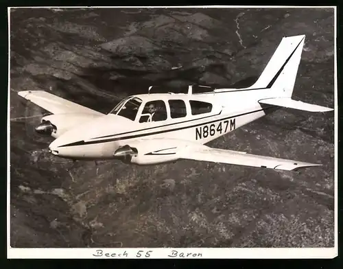 Fotografie Flugzeug Beechcraft Beech 55 Baron, Kennung N8647M
