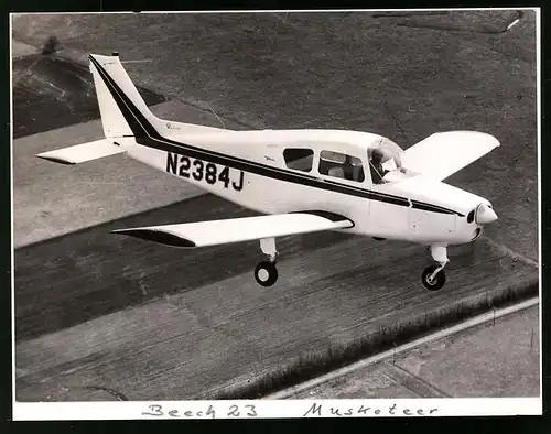 Fotografie Flugzeug Beechcraft Beech 23 Musketeer, Kennung N2384J