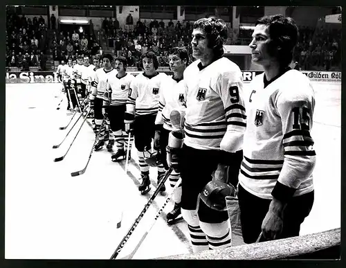 Fotografie Eishockey Weltmeisterschaft 1975, Deutsche Nationalmannschaft trifft in Düsseldorf auf Japan