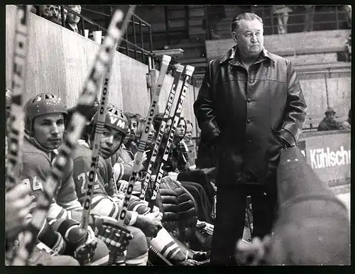Fotografie Eishockey Weltmeisterschaft 1975, Wladimir Kulagin Trainer der Russischen Mannschaft