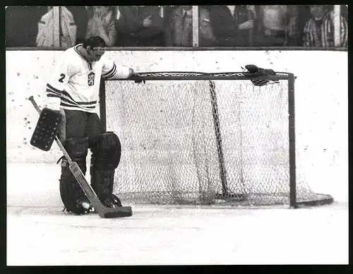 Fotografie Innsbruck, Olympische Winterspiele 1976, Torwart der Tschechischen Mannschaft nach der Niederlage gegen UdSSR